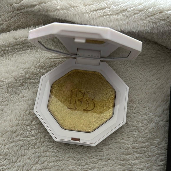 Fenty Beauty Other - Fenty killawat Trophy Wife highlighter